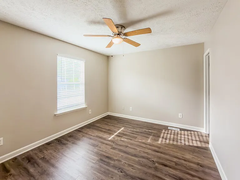 1435 Tuffnell Dr — Photo 10