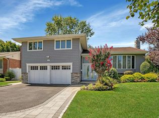 25 S Oaks Blvd, Plainview, NY 11803