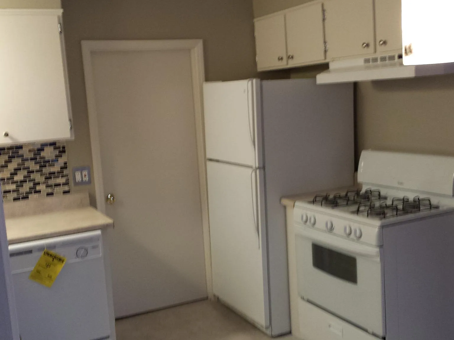 3 bed, 906 sqft, $2,200 — Photo 4