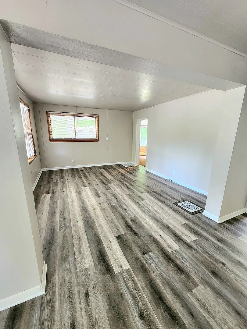Birch St Duplex — Photo 4
