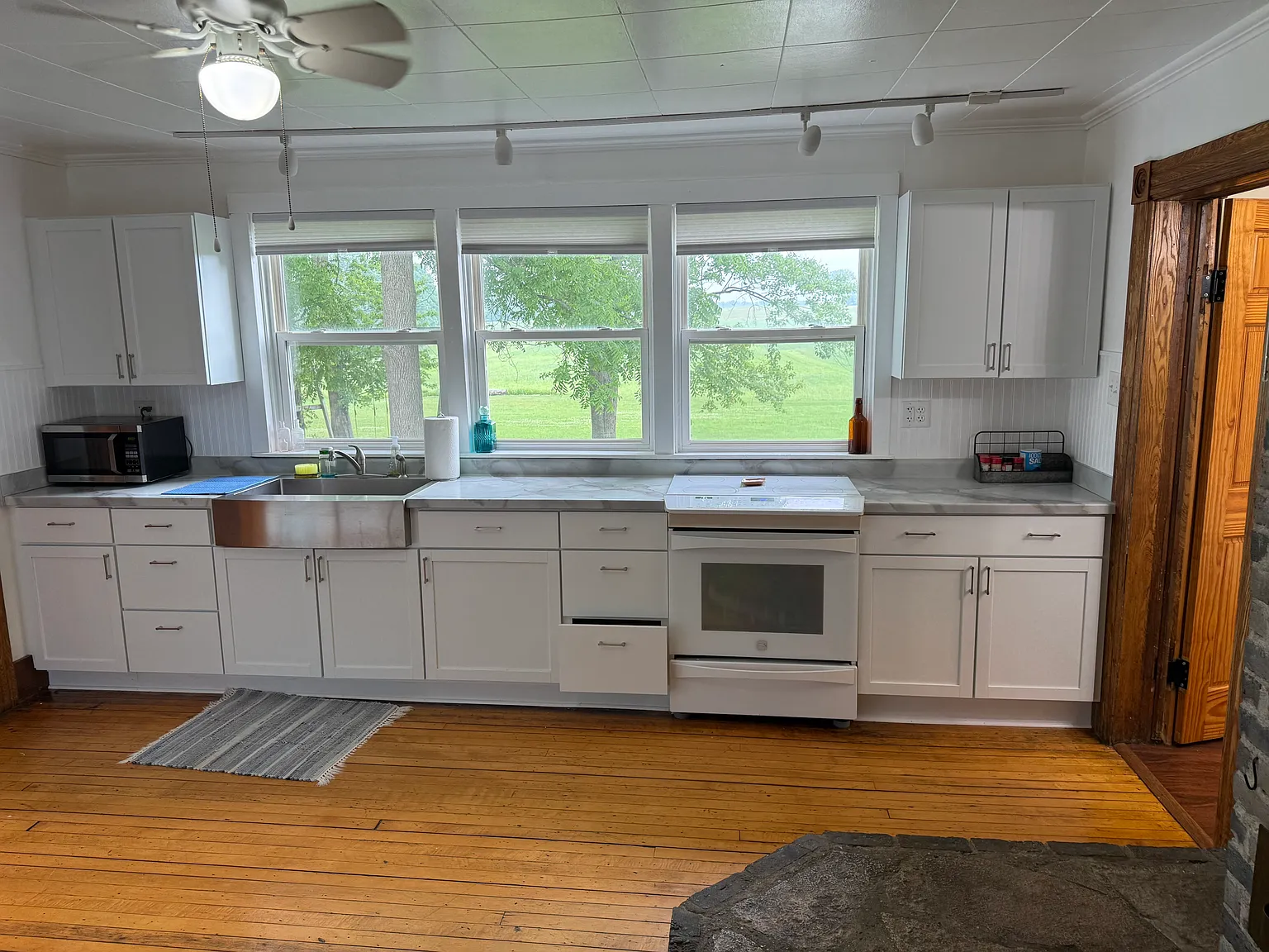 2 bed, 1150 sqft, $2,200 — Photo 2