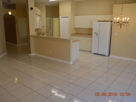 Open Floor Concept. Dining space next to the kitchen.