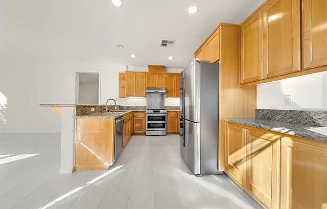5 bed, 2496 sqft, $5,500 — Photo 3