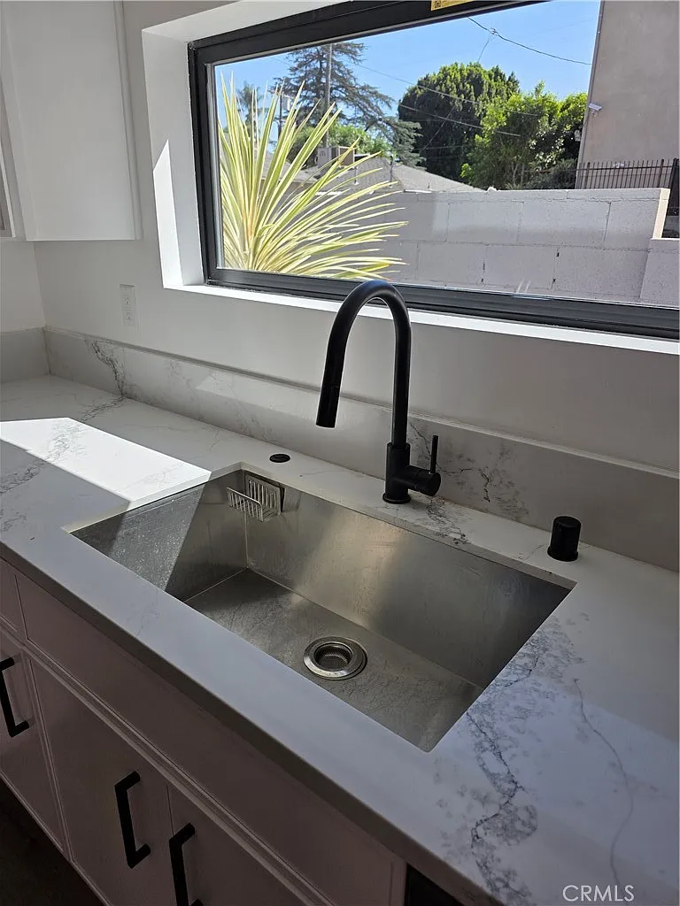 2 bed, 727 sqft, $2,700 — Photo 4