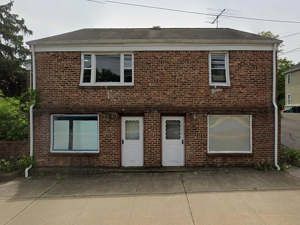 93 E Railroad Ave
