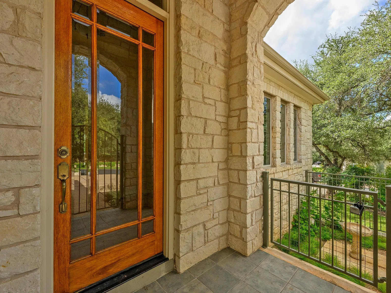 3 bed, 2.5 bath, 2548 sqft, $8,000 — Photo 3