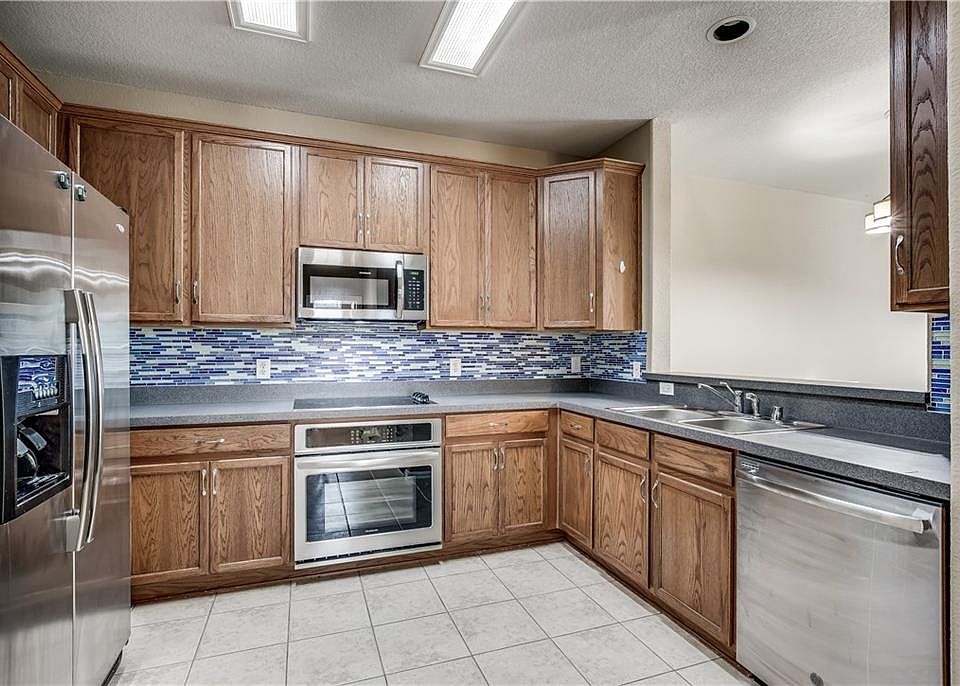 1st image of 184 Leonard St