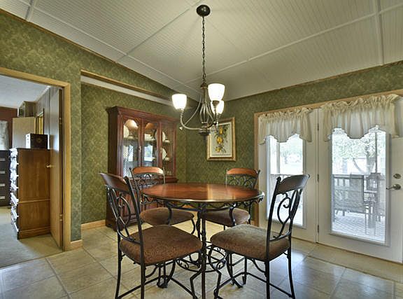 3rd image of 3240 Plaza Cir