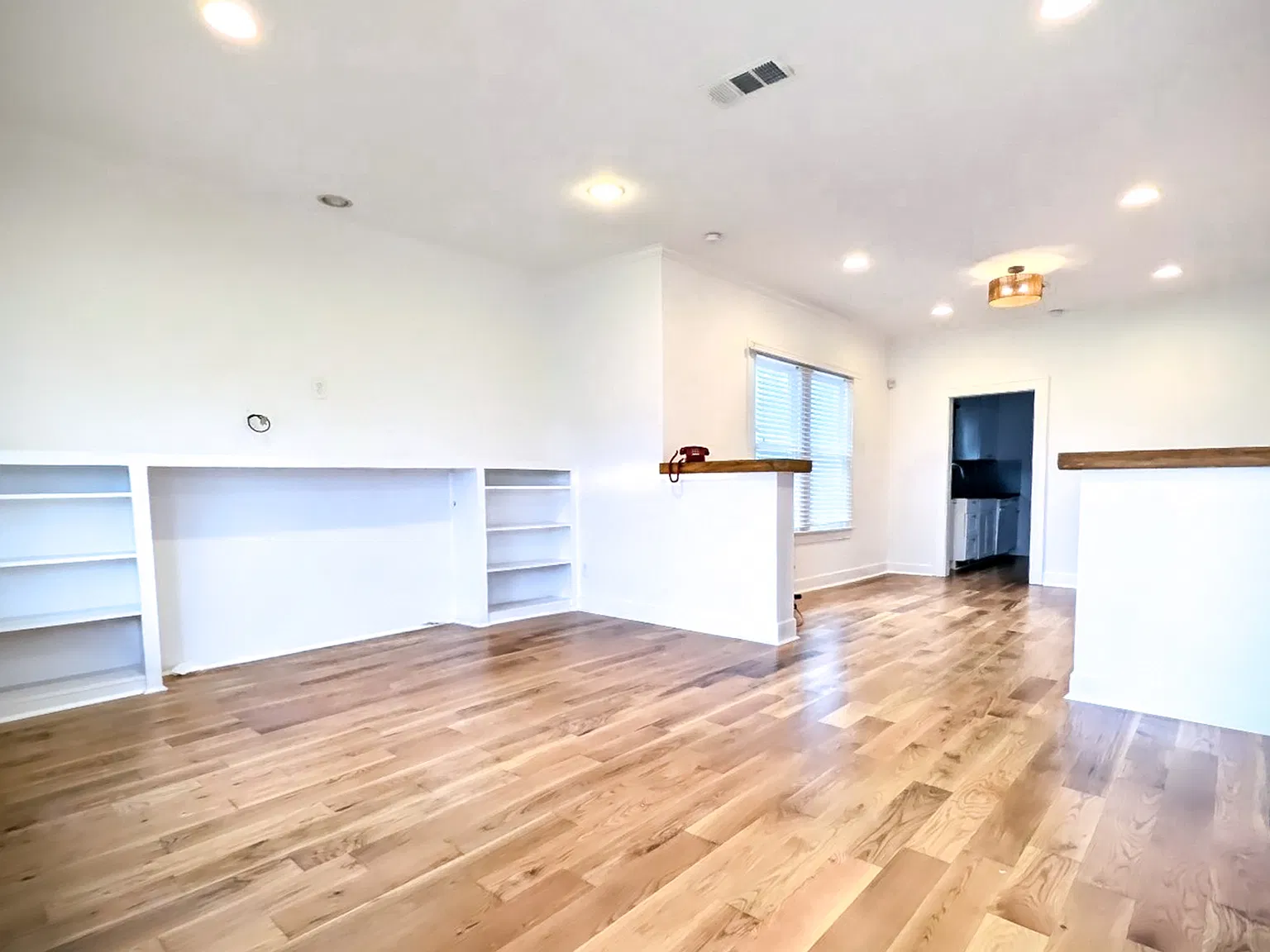 518 Melbourne St — Photo 3