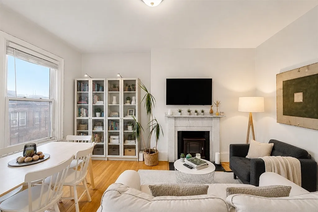 2 bed, 1.0 bath, 892 sqft, $4,200 — Photo 3