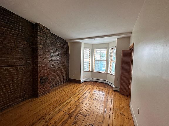 Updated picture: Living room empty angle 2