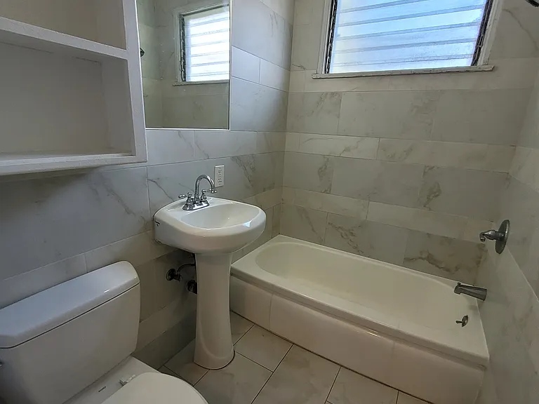 Oakhurst Apartments — Photo 20