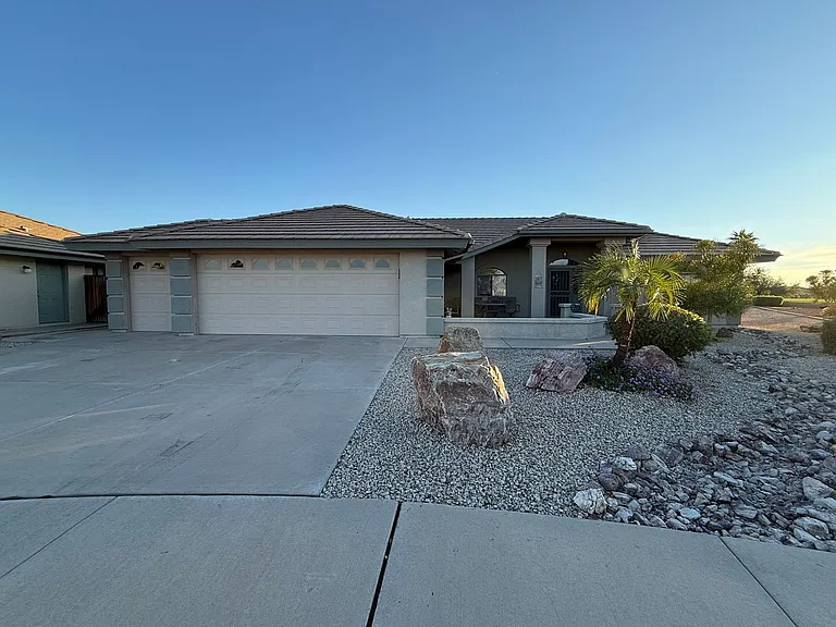 11401 E Medina Ave — Photo 4
