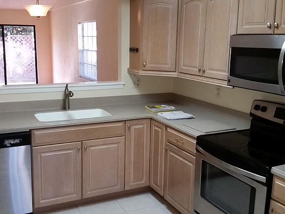 3rd image of 995 Fox Trace Ct