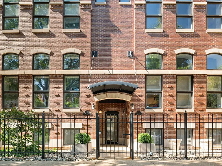 924 W Dakin St #4 — Photo 2