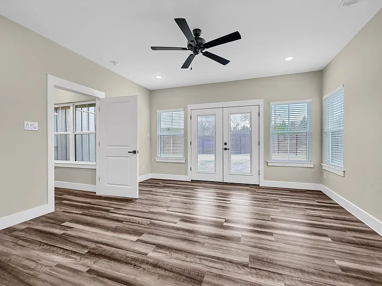 521 Saucer Dr — Photo 21