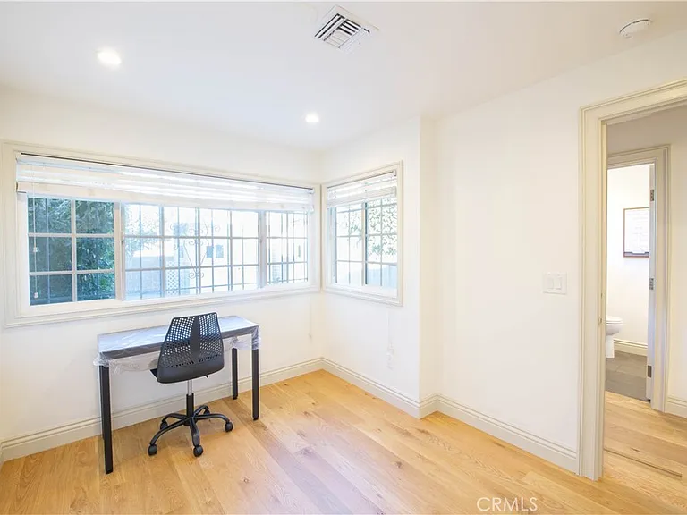 1275 W 23rd St — Photo 31