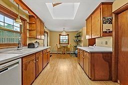 5th image of 577 Grove St
