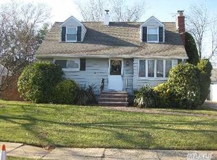 54 Fieldstone Dr, Syosset, NY 11791