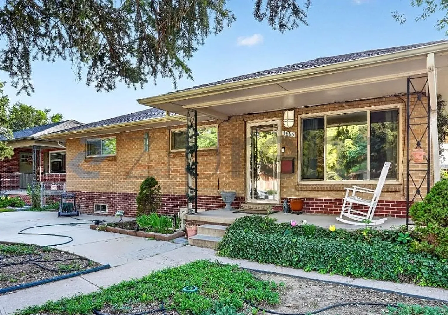 Spacious 6 Bed Ranch | Finished Basement | Huge Yard | Available Now! — Photo 2