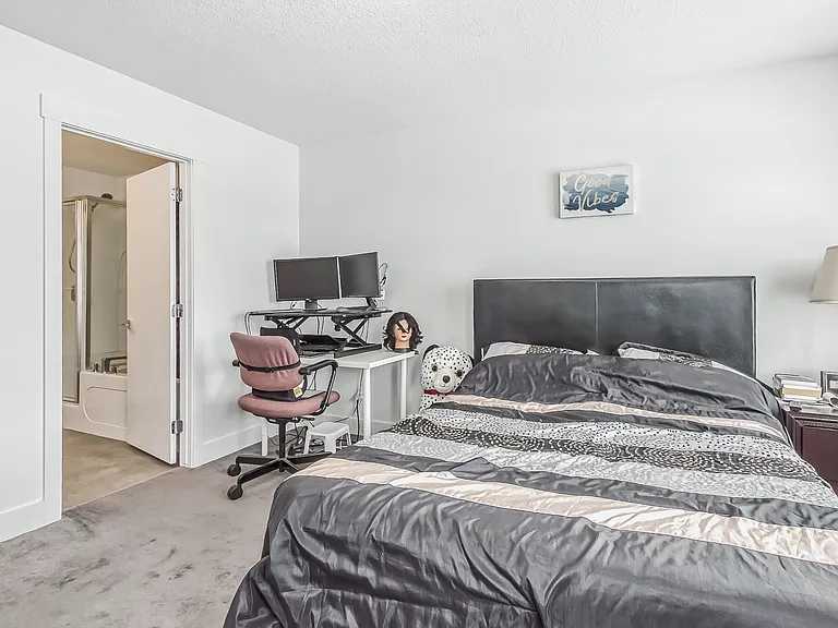 173 Cavanagh Cmn SW — Photo 17