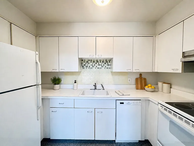 820 Hudson St #2-6 — Photo 5