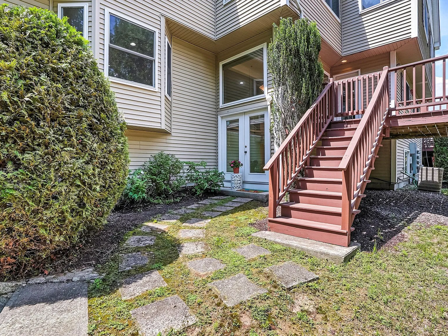 2 bed, 2.5 bath, 2339 sqft, $3,200 — Photo 2
