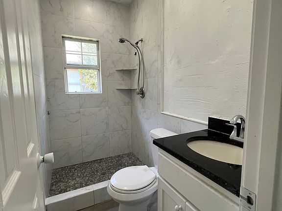3rd image of 1007 N Riverside Dr