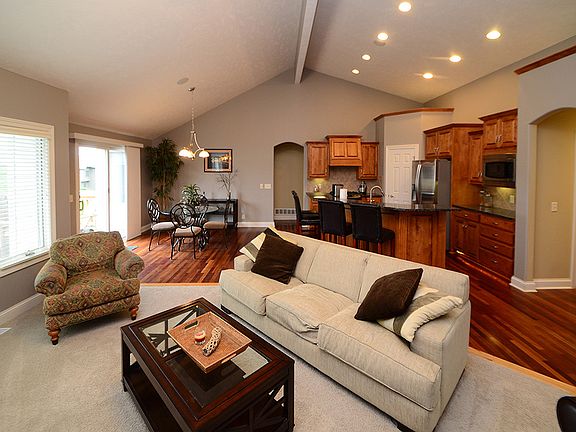 5th image of 658 S 197th St