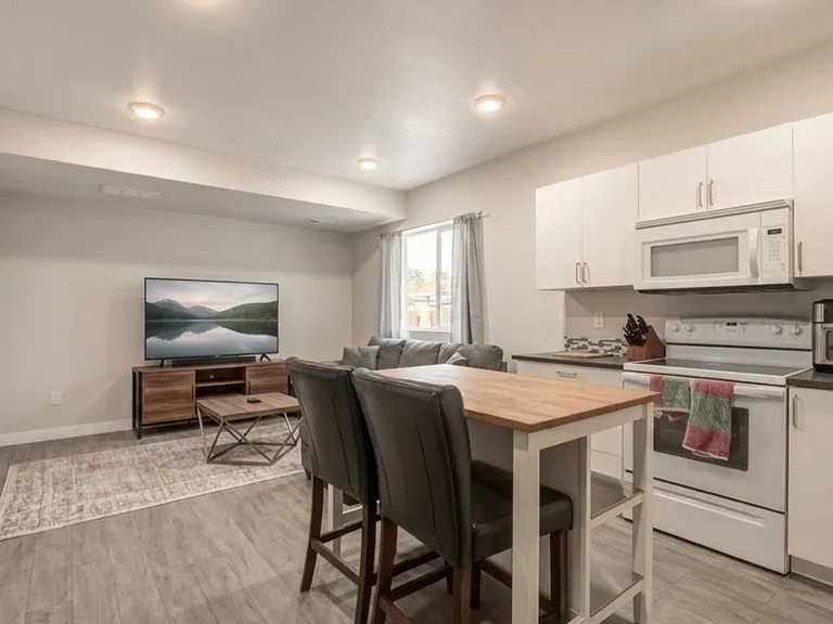 272 E Porter View Ct #BASEMENT — Photo 2