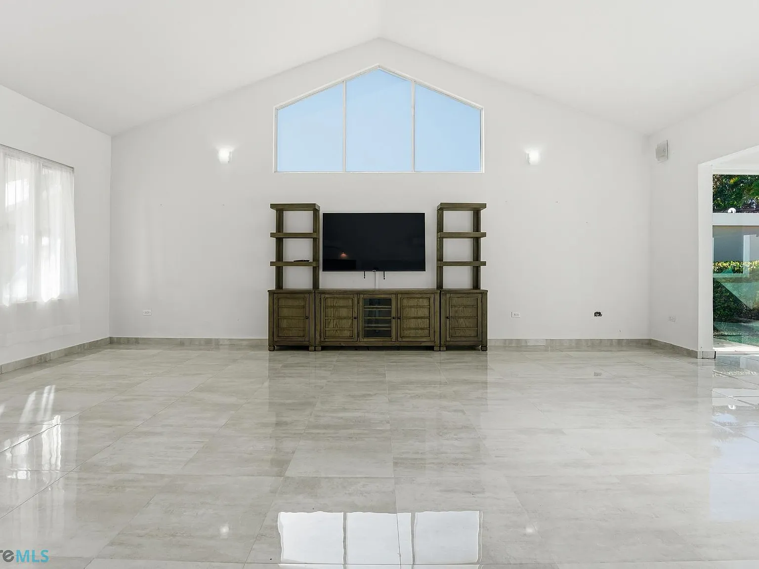 3 bed, 3.5 bath, 2800 sqft, $10,000 — Photo 4