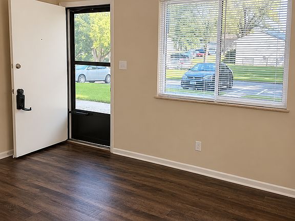 3rd image of 904 NE 68th St #904