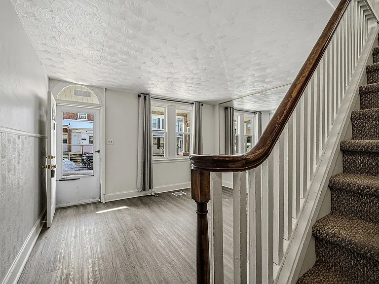 1813 W 7th St — Photo 9