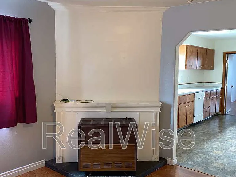 2564 NE Douglas Ave — Photo 4