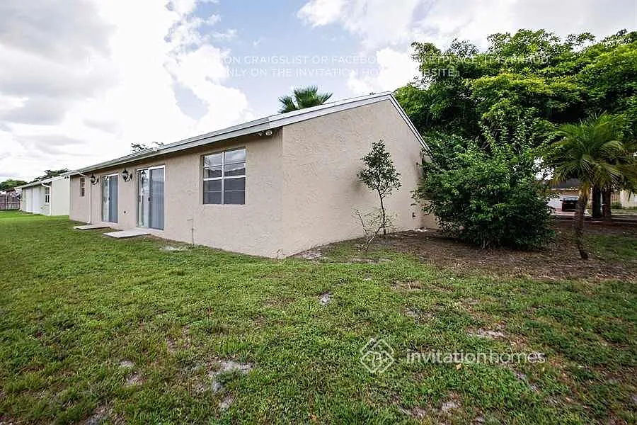 19432 NW 62nd Ct Hialeah, FL 33015 — Photo 2