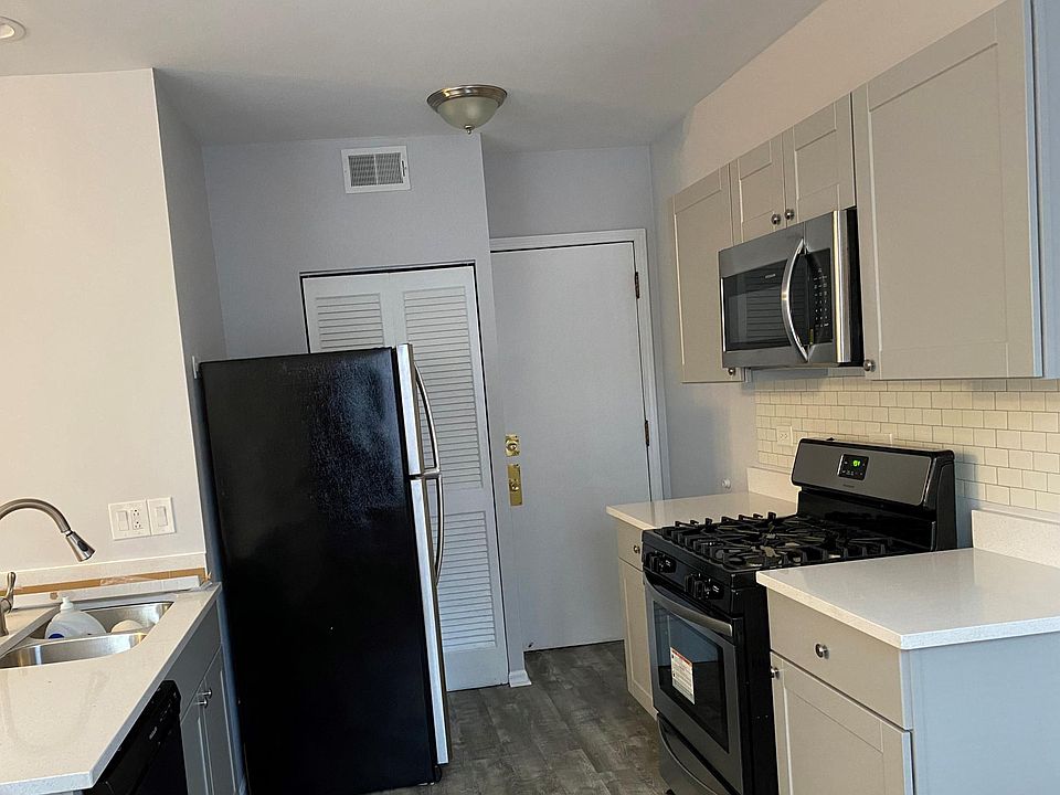 1st image of 3712 N Sheffield Ave APT 403