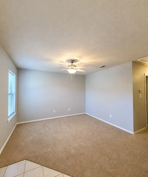 560 W Elm St #C — Photo 2
