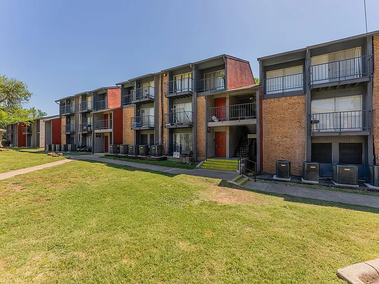 South Crest Apartments: All Bills Paid -Dazzling Dallas Apartments in Quiet Area! — Photo 111