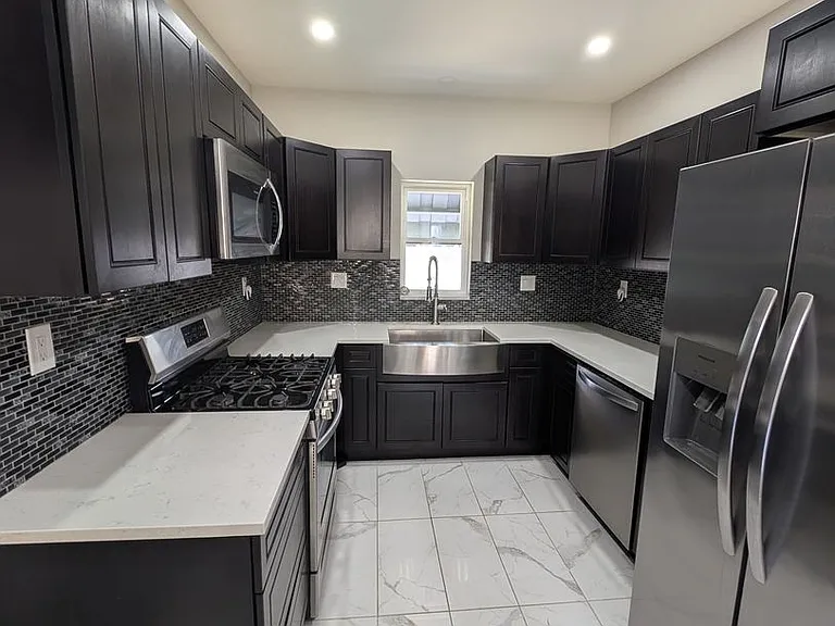 2508 Cobden St — Photo 7