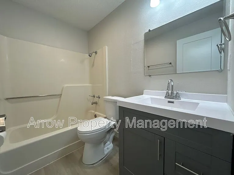902 E E St — Photo 8