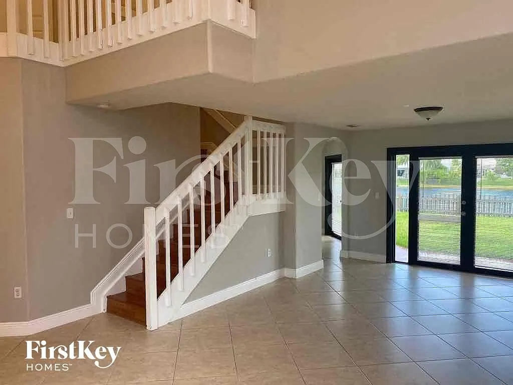 5 bed, 3.0 bath, 2711 sqft, $4,550 — Photo 4