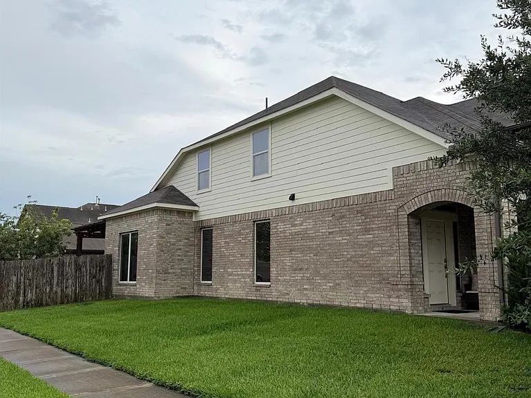 20703 Winghaven Dr — Photo 3
