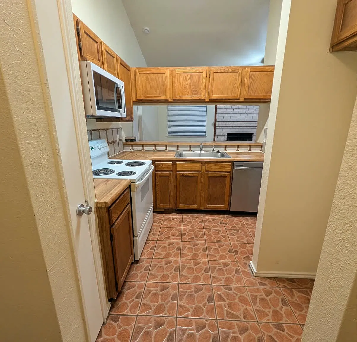3 bed, 1231 sqft, $1,600 — Photo 2