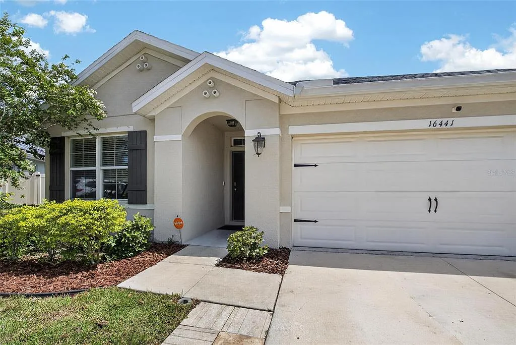3 bed, 2.0 bath, 1676 sqft, $2,350 — Photo 1