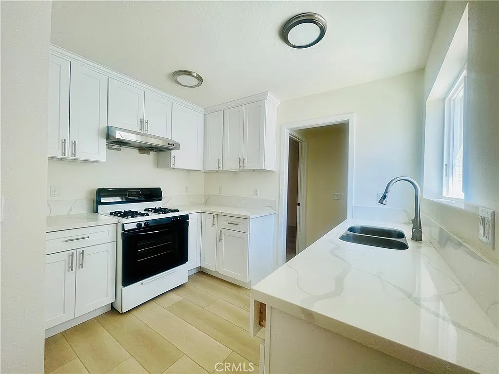 2 bed, 800 sqft, $3,350 — Photo 3