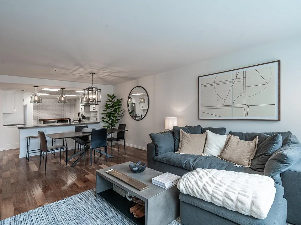 48 W Broadway S #407