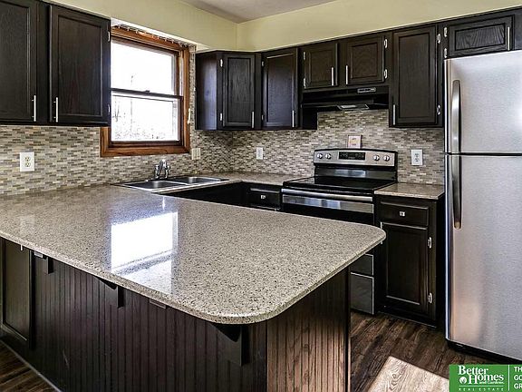 3rd image of 4925 Lillian St