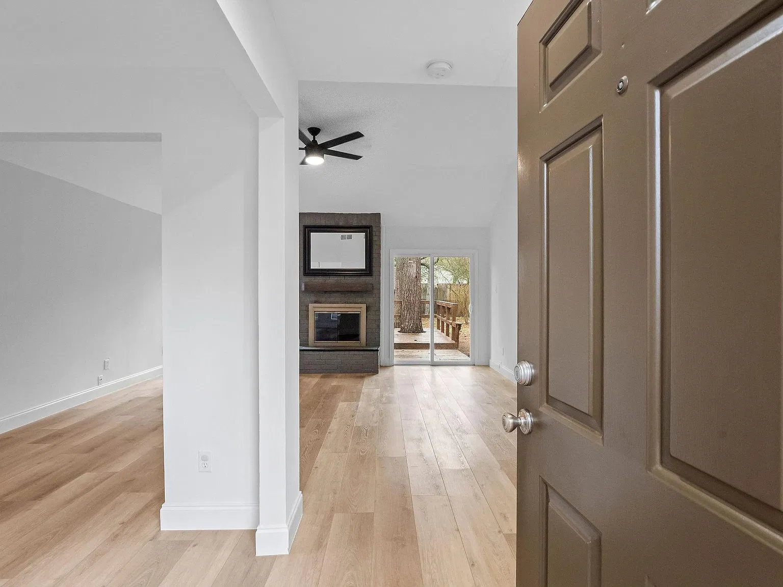 3 bed, 2.0 bath, 1199 sqft, $1,900 — Photo 3