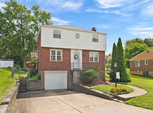 992 Willow Dr, Pittsburgh, PA