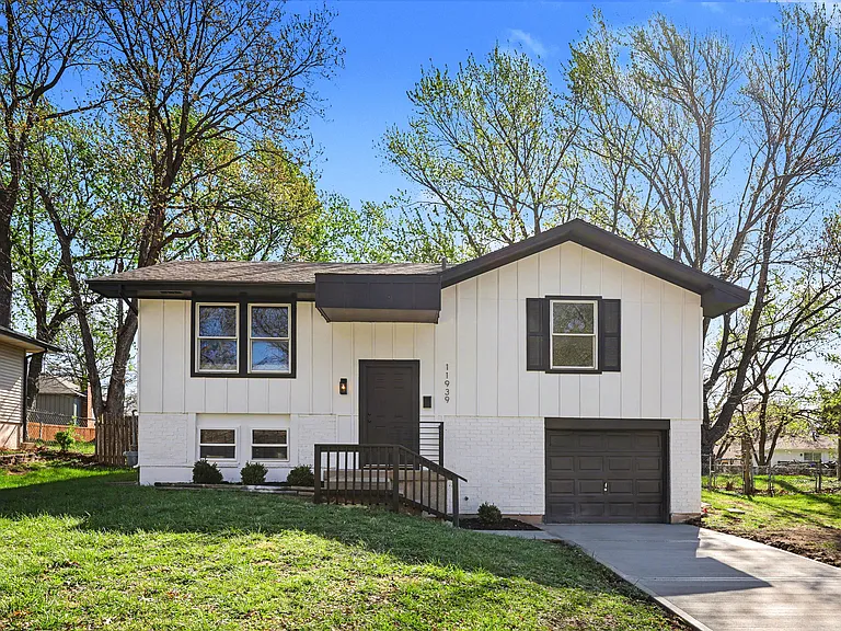 11939 Smalley Ave — Photo 2